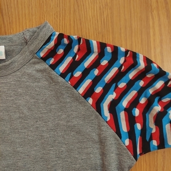LuLaRoe Randy Tee 3/4 Sleeve Raglan grey red blue size XS - Picture 2 of 5